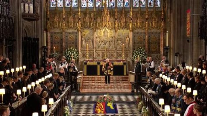 
Queen’s Coffin Lowered Into Royal Vault 